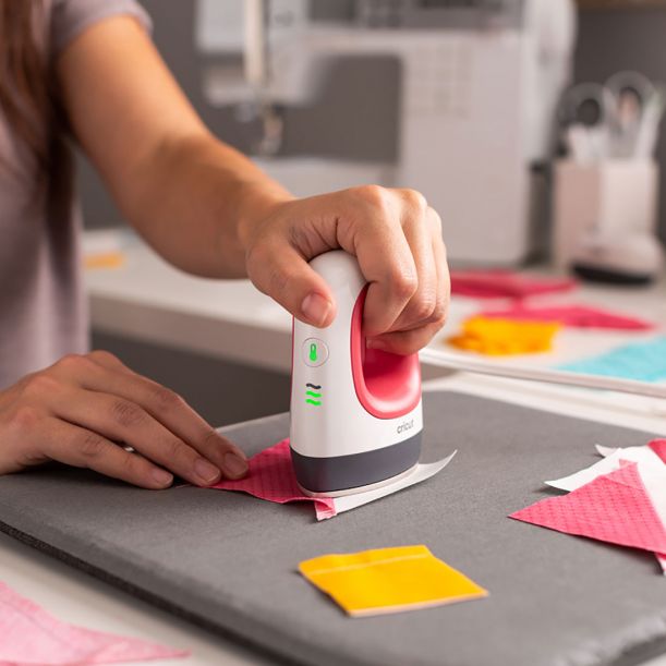 EasyPress Mini ™ in raspberry color + Essential ironing material package