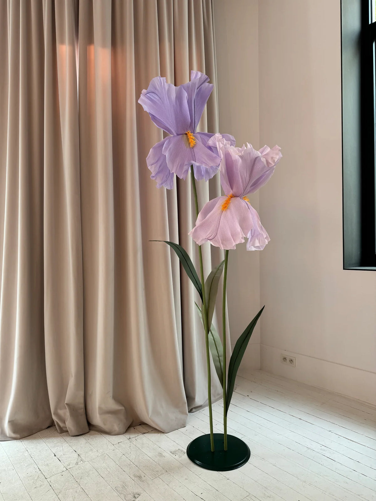 Giant paper lilies - Set of two lilies with leaves