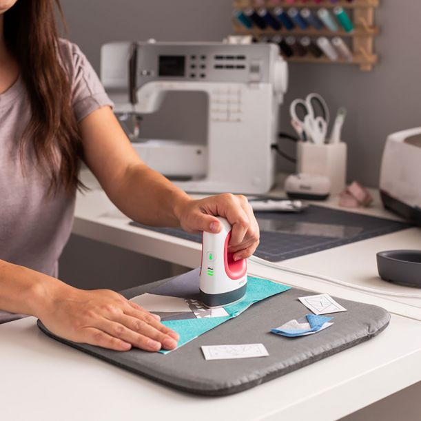 EasyPress Mini ™ in raspberry color + Essential ironing material package