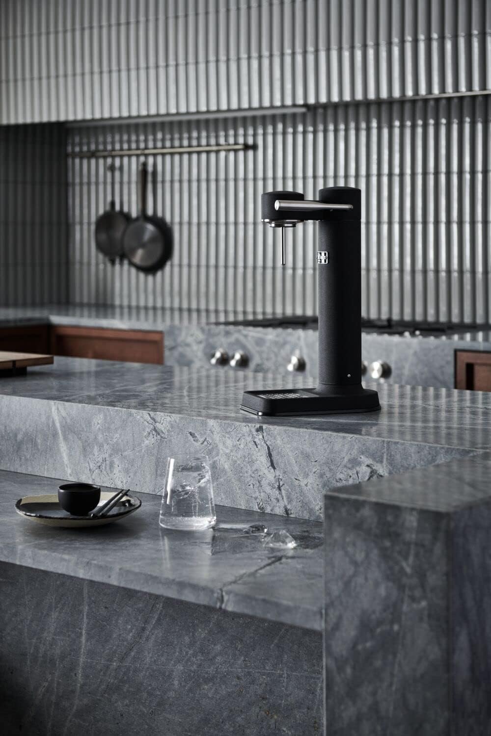 Aarke Carbonator 3, Water Gasifying Machine in Stainless Steel, includes Two Bottles (800ml), Black Finished